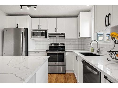 189 Everridge Way Sw, Calgary, AB - Indoor Photo Showing Kitchen With Upgraded Kitchen