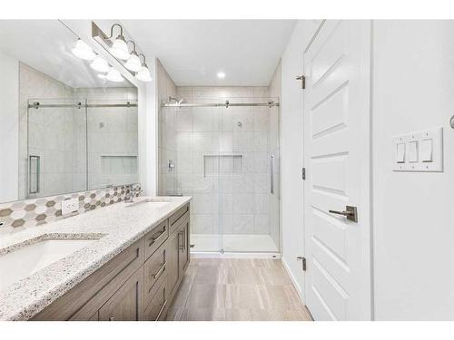 368 Yorkville Avenue Sw, Calgary, AB - Indoor Photo Showing Bathroom