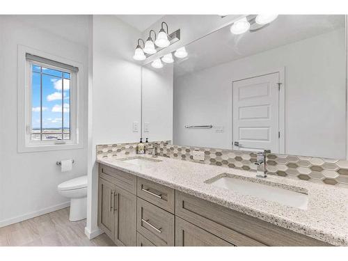 368 Yorkville Avenue Sw, Calgary, AB - Indoor Photo Showing Bathroom