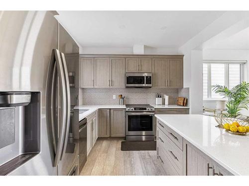 368 Yorkville Avenue Sw, Calgary, AB - Indoor Photo Showing Kitchen With Stainless Steel Kitchen With Upgraded Kitchen