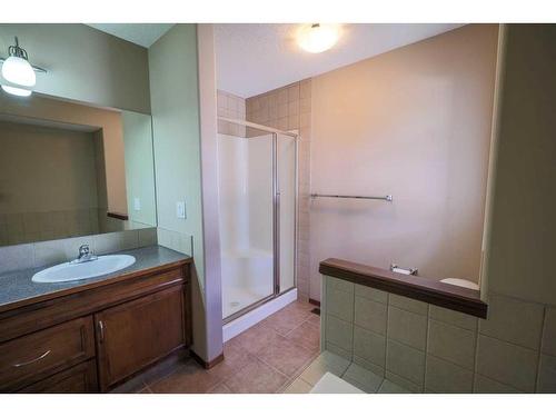 60 Pantego Heights Nw, Calgary, AB - Indoor Photo Showing Bathroom