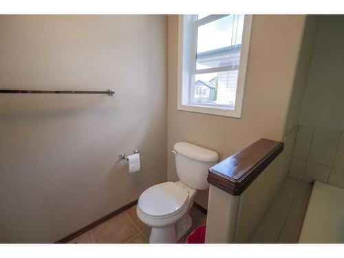 60 Pantego Heights Nw, Calgary, AB - Indoor Photo Showing Bathroom