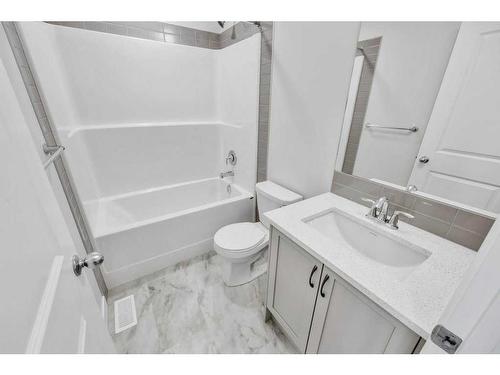 1616 Rangeview Drive Se, Calgary, AB - Indoor Photo Showing Bathroom