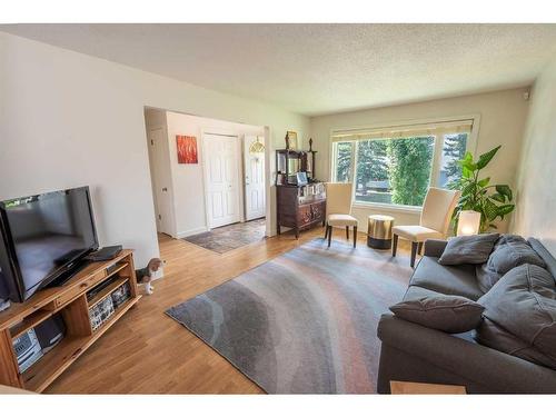 1663 Marlyn Way Ne, Calgary, AB - Indoor Photo Showing Living Room