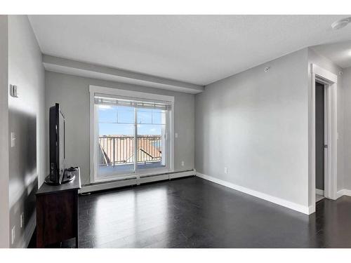 1403-11 Mahogany Row Se, Calgary, AB - Indoor Photo Showing Living Room