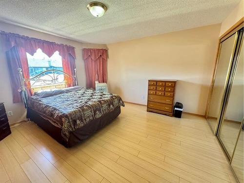 18 Cimarron Meadows Close, Okotoks, AB - Indoor Photo Showing Bedroom