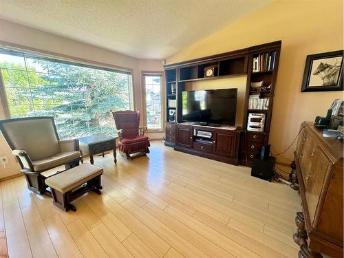 18 Cimarron Meadows Close, Okotoks, AB - Indoor Photo Showing Living Room