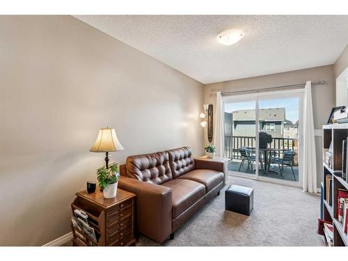 64 Yorkville Avenue Sw, Calgary, AB - Indoor Photo Showing Living Room