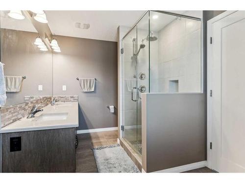 64 Yorkville Avenue Sw, Calgary, AB - Indoor Photo Showing Bathroom