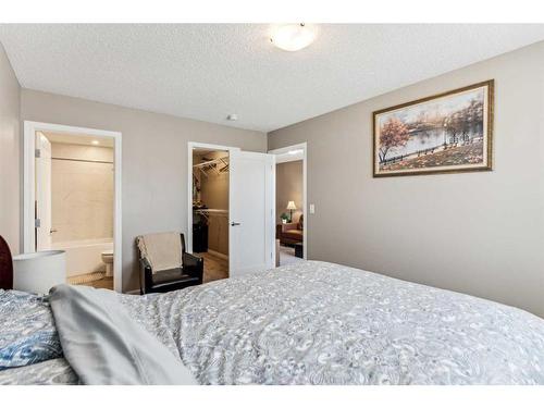 64 Yorkville Avenue Sw, Calgary, AB - Indoor Photo Showing Bedroom