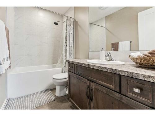 64 Yorkville Avenue Sw, Calgary, AB - Indoor Photo Showing Bathroom