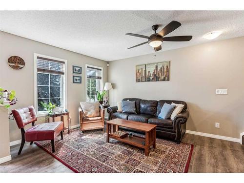 64 Yorkville Avenue Sw, Calgary, AB - Indoor Photo Showing Living Room