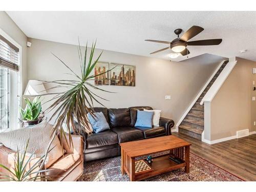 64 Yorkville Avenue Sw, Calgary, AB - Indoor Photo Showing Living Room