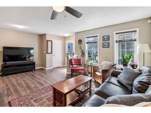 64 Yorkville Avenue Sw, Calgary, AB - Indoor Photo Showing Living Room