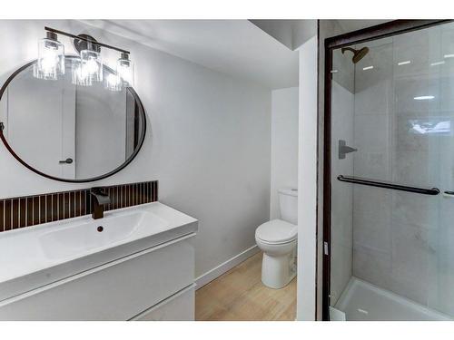 509 & 511 34 Avenue Ne, Calgary, AB - Indoor Photo Showing Bathroom