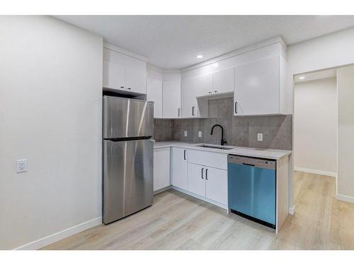 509 & 511 34 Avenue Ne, Calgary, AB - Indoor Photo Showing Kitchen