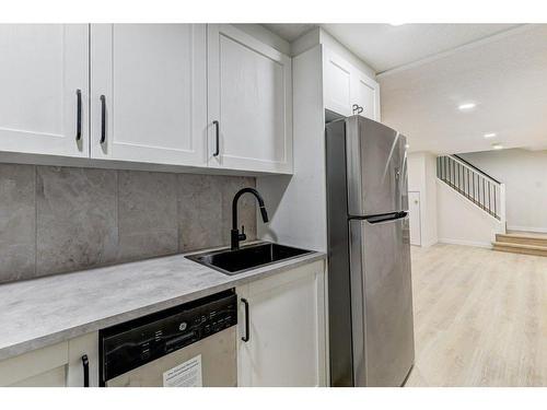 509 & 511 34 Avenue Ne, Calgary, AB - Indoor Photo Showing Kitchen