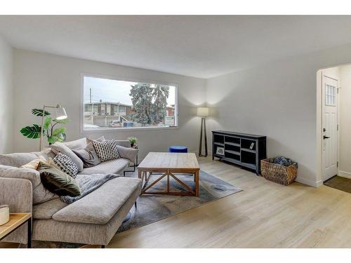 509 & 511 34 Avenue Ne, Calgary, AB - Indoor Photo Showing Living Room