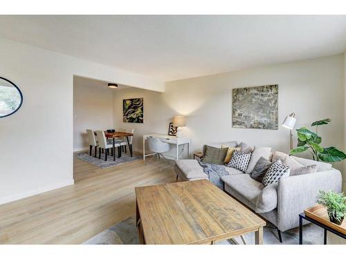 509 & 511 34 Avenue Ne, Calgary, AB - Indoor Photo Showing Living Room