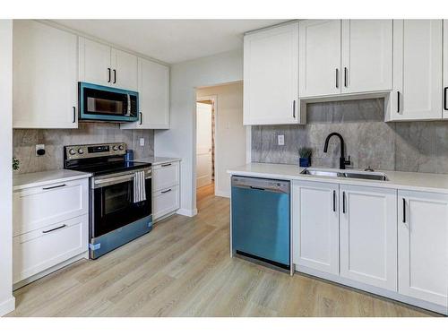 509 & 511 34 Avenue Ne, Calgary, AB - Indoor Photo Showing Kitchen With Double Sink