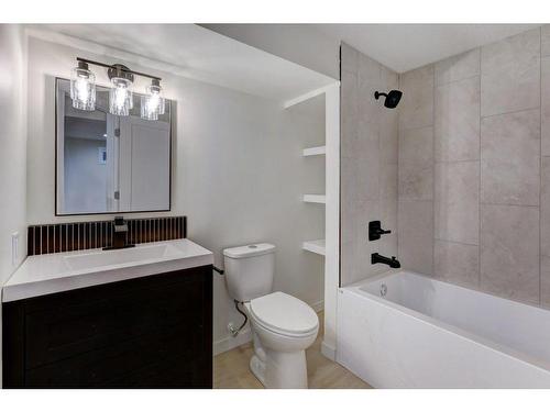 509 & 511 34 Avenue Ne, Calgary, AB - Indoor Photo Showing Bathroom