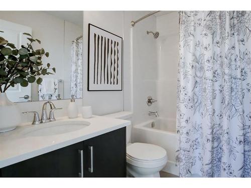 440 Tekarra Drive Nw, Calgary, AB - Indoor Photo Showing Bathroom