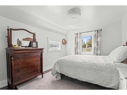 423 7 Street Sw, High River, AB - Indoor Photo Showing Bedroom