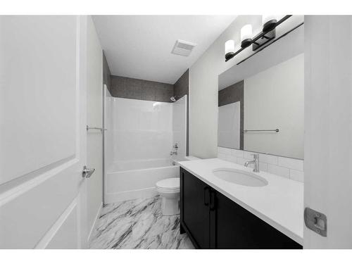 921 Bayview Heights Sw, Airdrie, AB - Indoor Photo Showing Bathroom