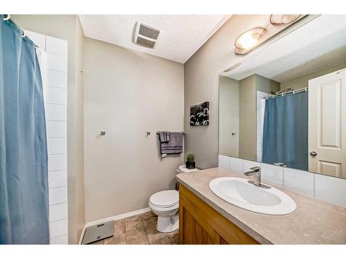 491 Saddlecrest Boulevard Ne, Calgary, AB - Indoor Photo Showing Bathroom