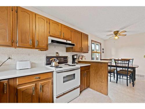 240 Doverglen Place Se, Calgary, AB - Indoor Photo Showing Kitchen