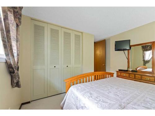 240 Doverglen Place Se, Calgary, AB - Indoor Photo Showing Bedroom