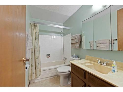 240 Doverglen Place Se, Calgary, AB - Indoor Photo Showing Bathroom