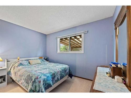 240 Doverglen Place Se, Calgary, AB - Indoor Photo Showing Bedroom