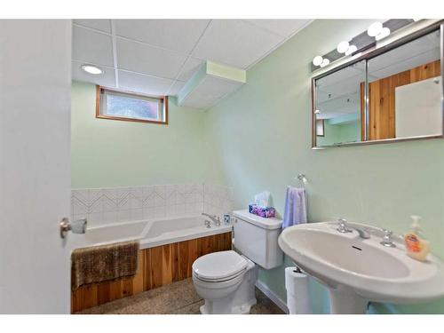 240 Doverglen Place Se, Calgary, AB - Indoor Photo Showing Bathroom