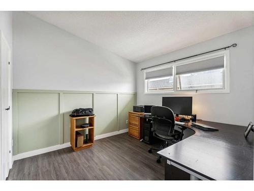 405 1 Avenue Ne, Airdrie, AB - Indoor Photo Showing Office