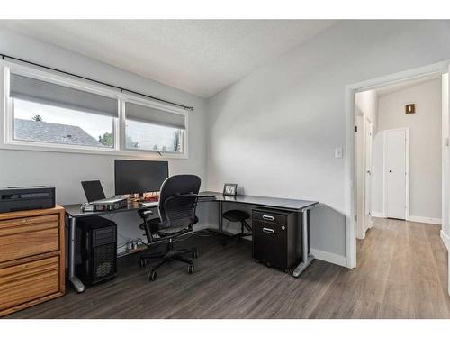 405 1 Avenue Ne, Airdrie, AB - Indoor Photo Showing Office