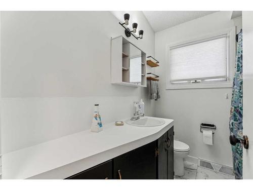 405 1 Avenue Ne, Airdrie, AB - Indoor Photo Showing Bathroom