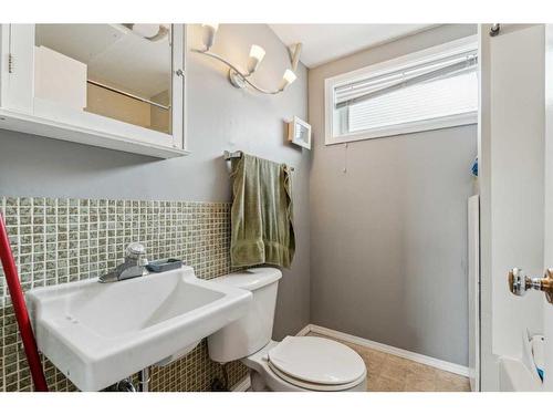 405 1 Avenue Ne, Airdrie, AB - Indoor Photo Showing Bathroom