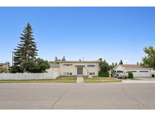 405 1 Avenue Ne, Airdrie, AB - Outdoor