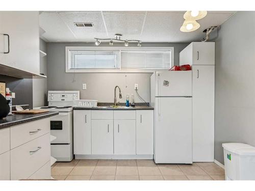 405 1 Avenue Ne, Airdrie, AB - Indoor Photo Showing Kitchen