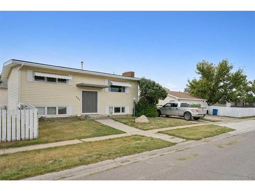 405 1 Avenue Ne, Airdrie, AB - Outdoor