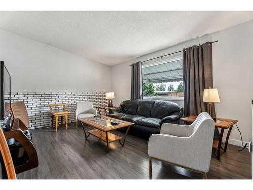 405 1 Avenue Ne, Airdrie, AB - Indoor Photo Showing Living Room