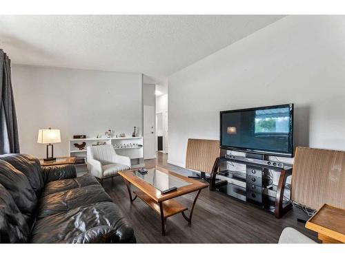 405 1 Avenue Ne, Airdrie, AB - Indoor Photo Showing Living Room