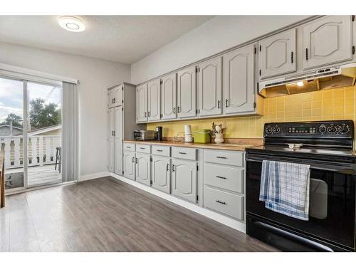 405 1 Avenue Ne, Airdrie, AB - Indoor Photo Showing Kitchen