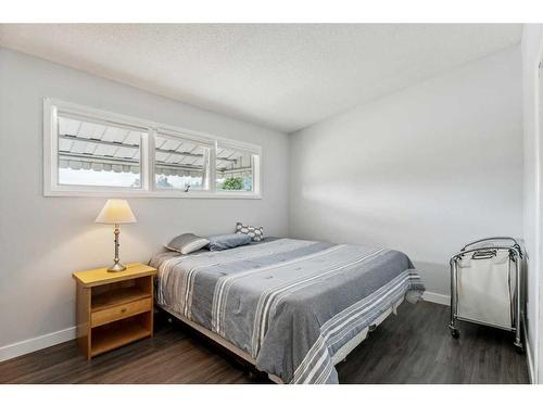 405 1 Avenue Ne, Airdrie, AB - Indoor Photo Showing Bedroom