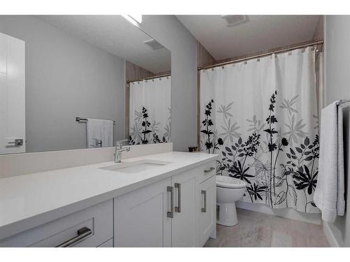 1360 Lackner Boulevard, Carstairs, AB - Indoor Photo Showing Bathroom