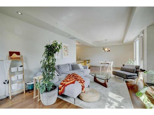 404-2905 16 Street Sw, Calgary, AB - Indoor Photo Showing Living Room