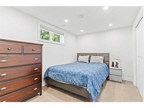 1148 Southglen Drive Sw, Calgary, AB - Indoor Photo Showing Bedroom