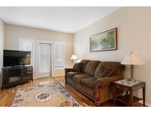 41-72 Millside Drive Sw, Calgary, AB - Indoor Photo Showing Living Room