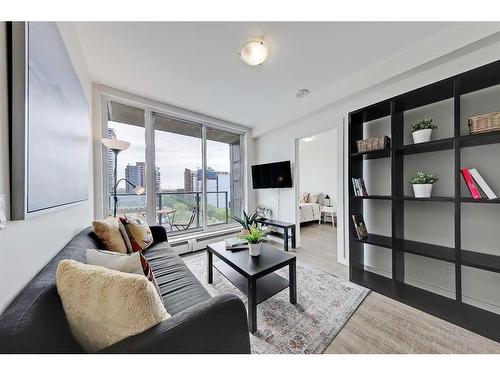 611-450 8 Avenue Se, Calgary, AB - Indoor Photo Showing Living Room